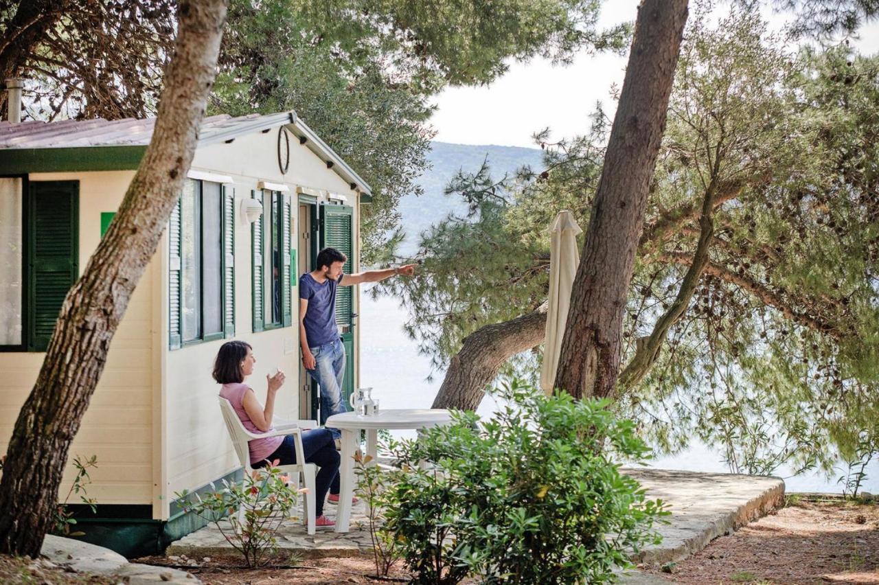 Mobile Homes In Camp Kovacine, Cres, With Long Pebble Beach Екстериор снимка