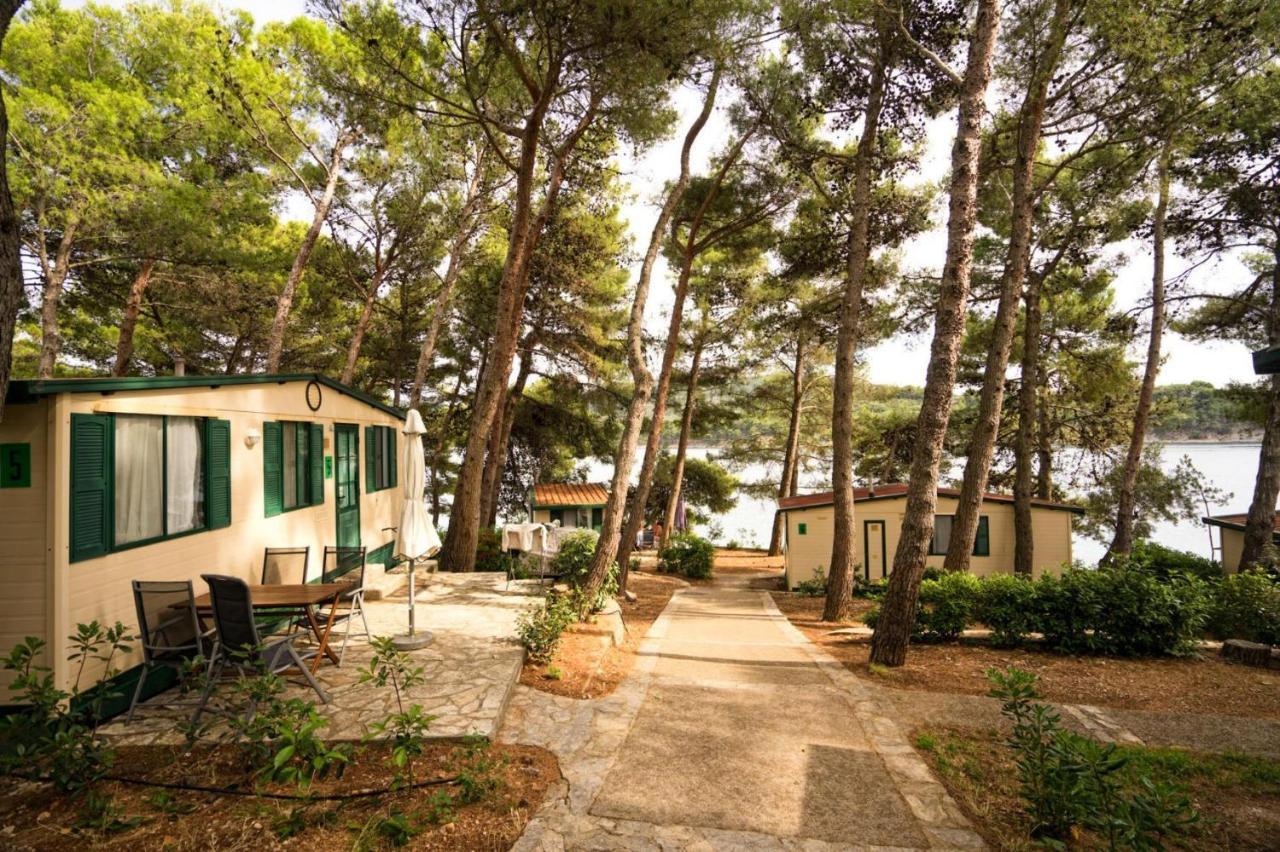 Mobile Homes In Camp Kovacine, Cres, With Long Pebble Beach Екстериор снимка